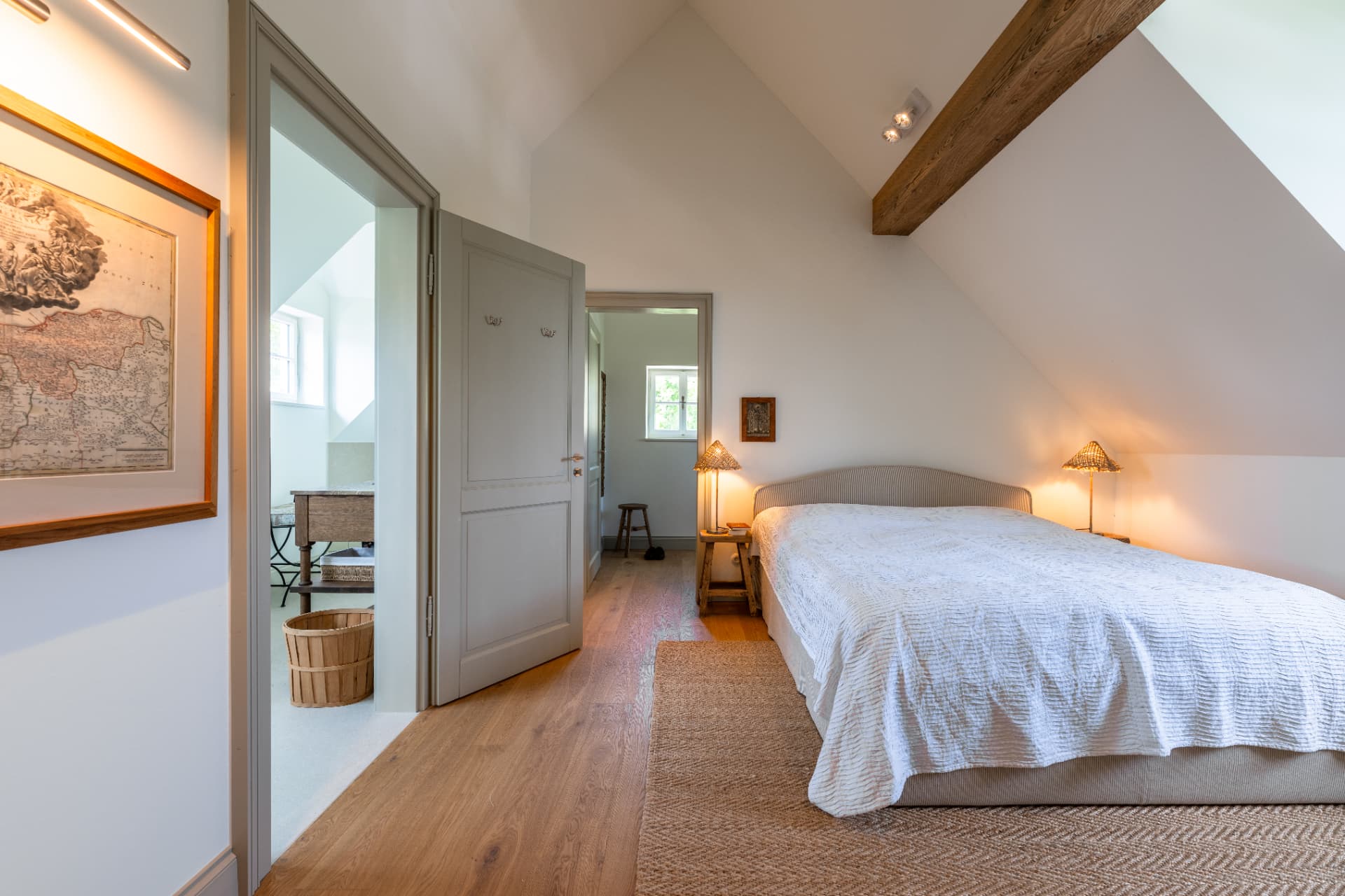 Schlafzimmer im Dachgeschoss mit freiliegendem Holzbalken