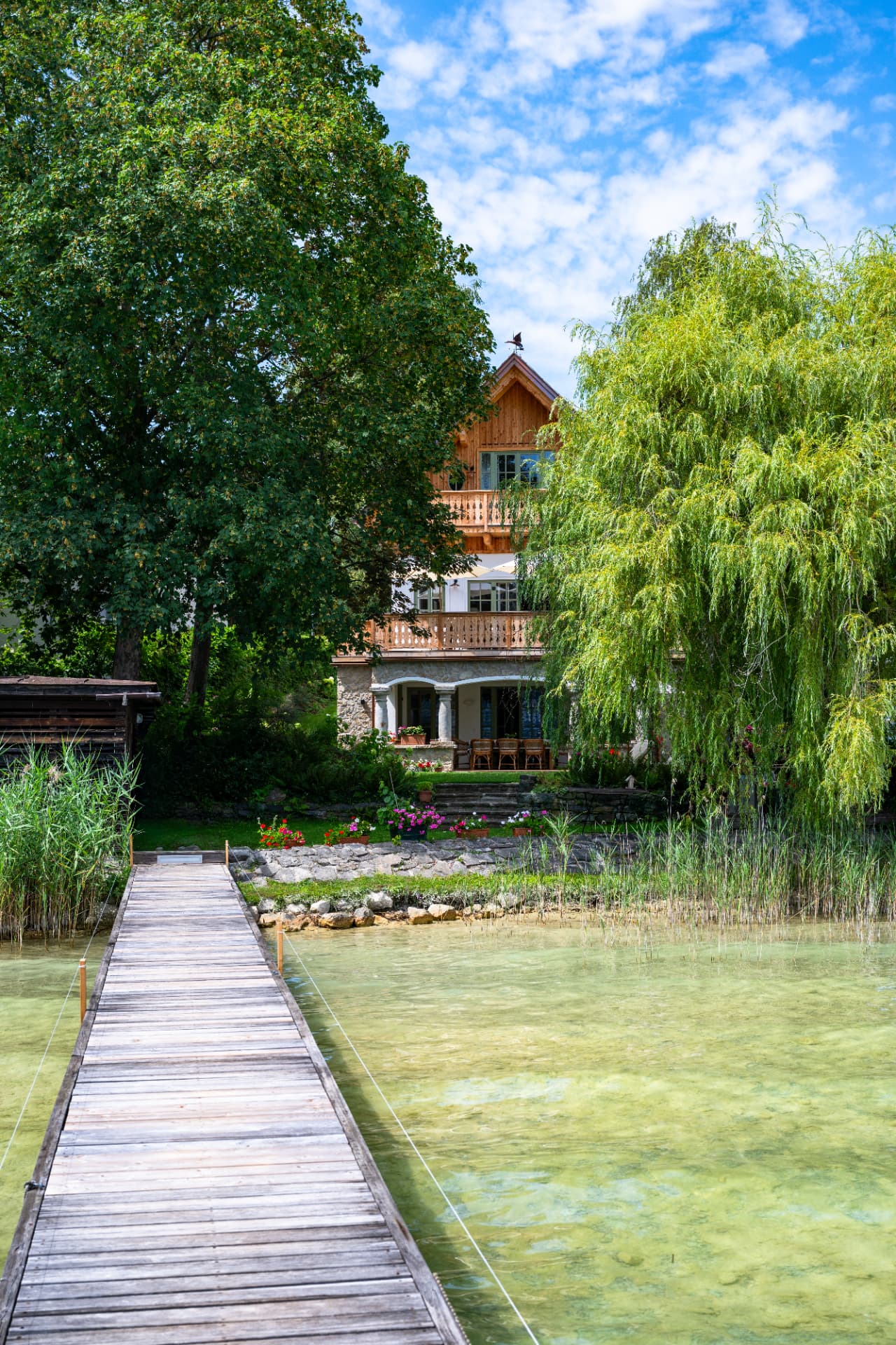 Villa Klee vom See aus mit Garten und Badesteg