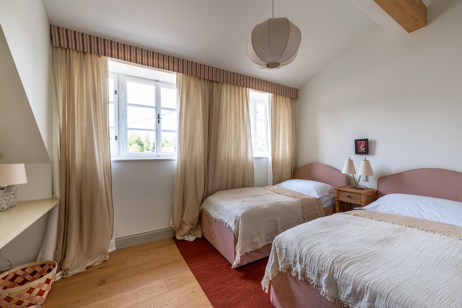 Schlafzimmer mit zwei Einzelbetten und Blick aus den Fenstern