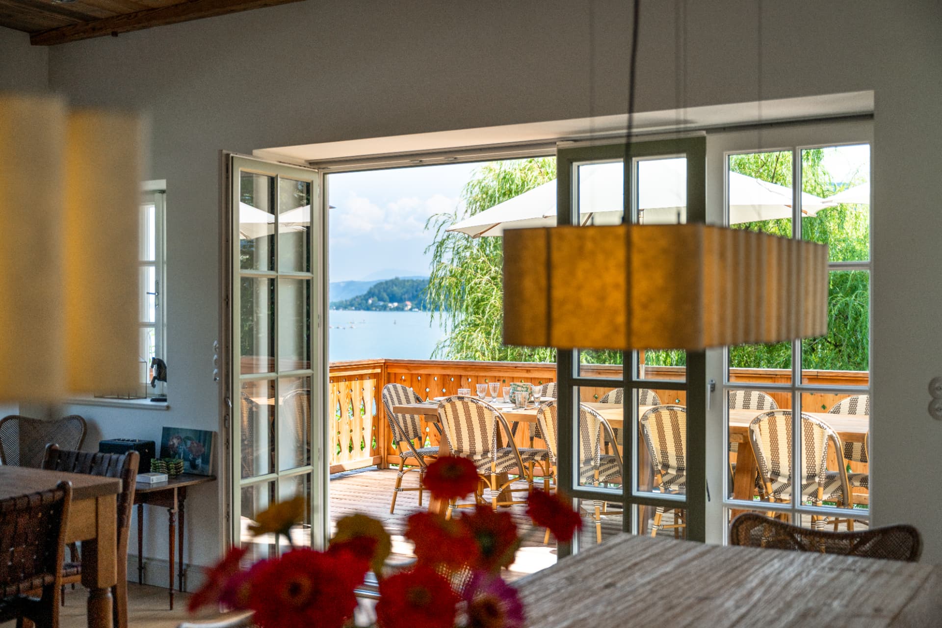 Wohnbereich der Villa Klee mit offenen Türen zur sonnigen Seeterrasse