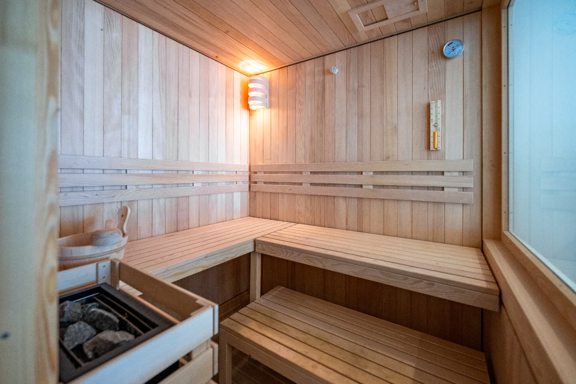 Sauna der Villa Klee mit warmem Holz und sanfter Beleuchtung