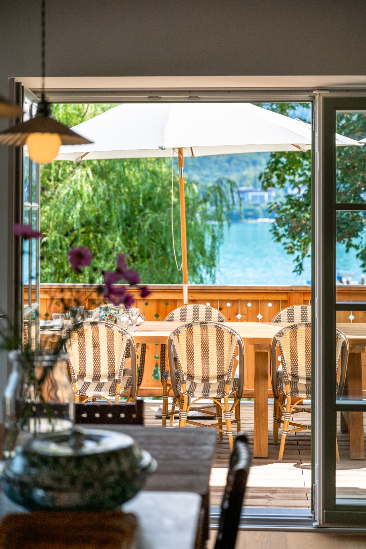 Terrassentisch mit Blick auf den Wörthersee