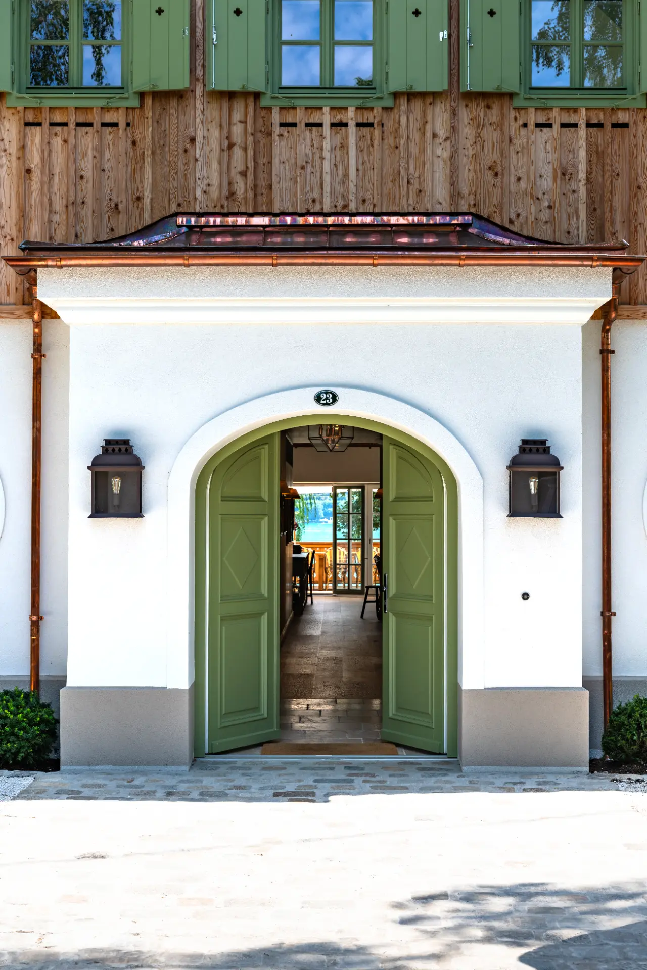 Die einladenden grünen Eingangstüren der Villa Klee