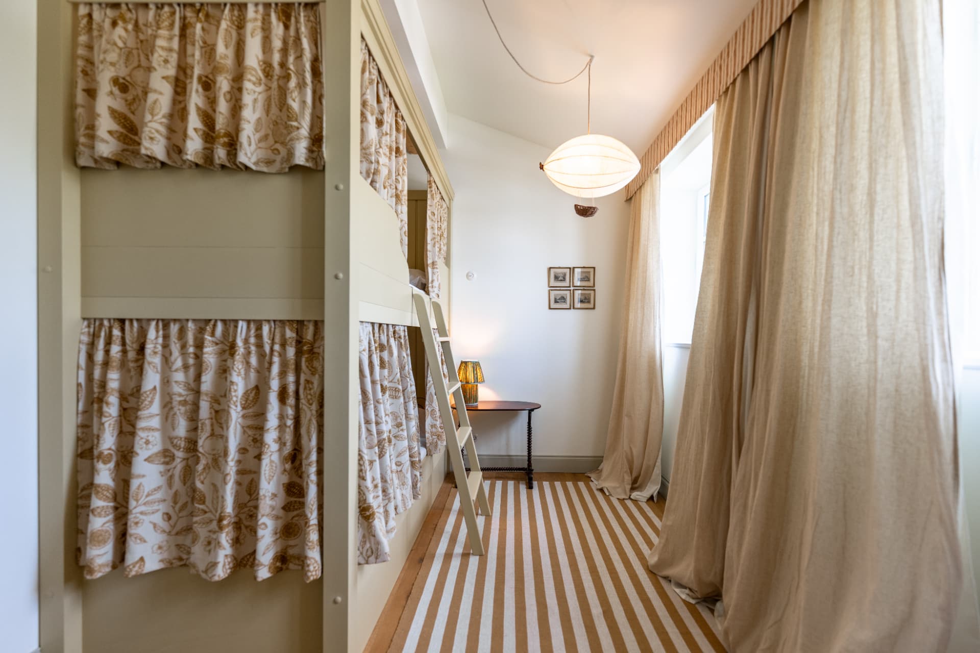Kinderzimmer mit Stockbett und gestreiftem Teppich